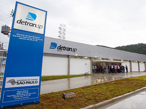 Detran deve indenizar por aplicar multa a antigo dono de veículo