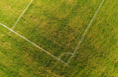 Trabalhador que foi para estádio durante licença médica tem justa causa mantida